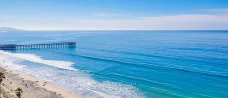 Nær stranden og strandhåndklær