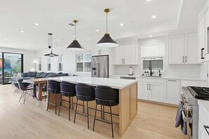 Fridge, microwave, oven, stovetop - NEW 3 Story House * Ocean 2 Blocks * Water Views (San Diego)