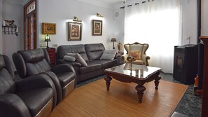 Een televisie, een open haard en een dvd-speler