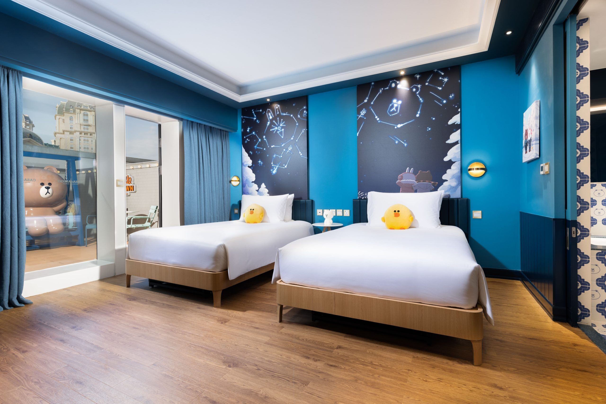 premium bedding, down duvets, in-room safe, desk