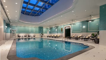 Una piscina cubierta