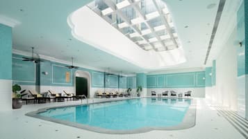 Una piscina cubierta