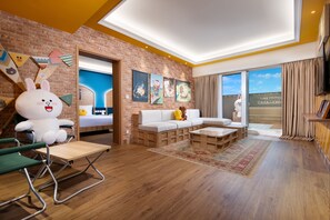 LINE FRIENDS Balcony Suite - Twin | Living area | 55-inch Smart TV with digital channels, TV - LINE FRIENDS PRESENTS CASA DE AMIGO (Cotai)