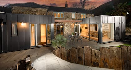 Beach Cottage is a traditional stone cottage, just 100 yards from the breath-taking Trevaunance Cove