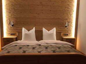 2 bedrooms, travel cot, WiFi, bed sheets