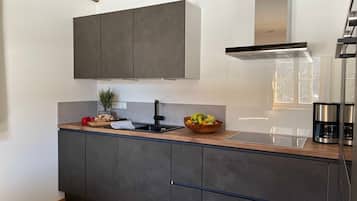 Jääkaappi, uuni, astianpesukone, kahvin-/teenkeitin