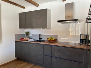 Fridge, oven, dishwasher, coffee/tea maker