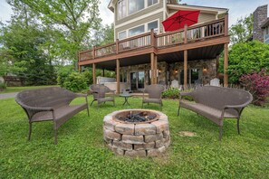 Terrace/patio - Dog Friendly Lakefront Bliss w/ Hot Tub (McHenry)