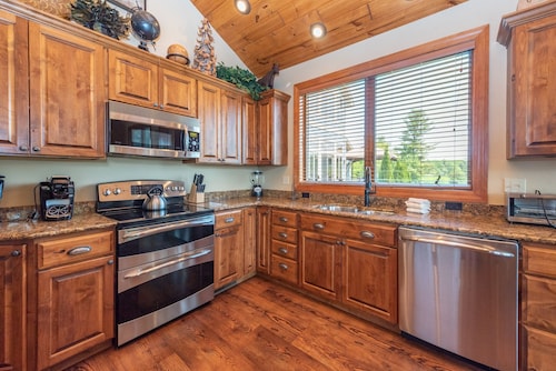 Dog Friendly Lakefront Bliss w/ Hot Tub