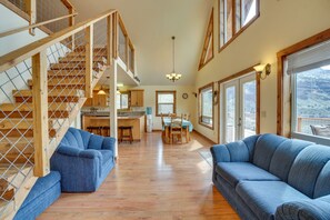 TV, DVD player, books, offices - Stunning Hilltop Home by John Day Fossil Beds (Kimberly)