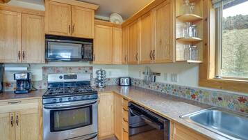 Fridge, microwave, stovetop, dishwasher