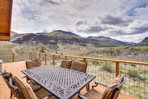 Outdoor dining - Stunning Hilltop Home by John Day Fossil Beds (Kimberly)