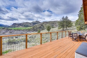Outdoor dining - Stunning Hilltop Home by John Day Fossil Beds (Kimberly)