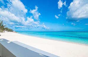 On the beach - Beach Front Villa LAS with direct Beach access (Nassau)