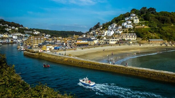 A coastal town with a beach, a pier, and buildings along the waterfront. - The Decker Apartment - East Looe (East Looe)
