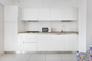 Réfrigérateur, micro-ondes, plaque de cuisson, lave-vaisselle