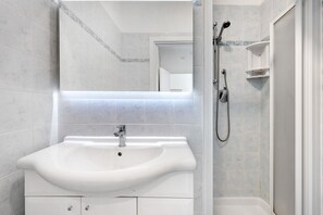 Shower, towels - Apartment "Ca Laurana 42" with Sea View, Air Conditioning and Terrace (Bibione)