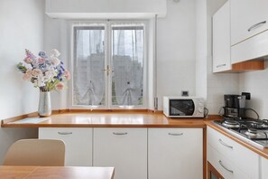 Kühlschrank, Mikrowelle, Herdplatte, Geschirrspüler