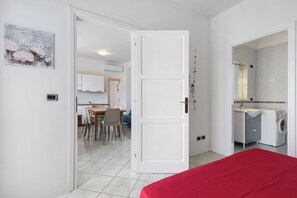 2 عدّة غرف نوم وواي فاي وملاءات أسرّة