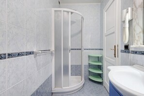 Dusche, Haartrockner, Handtücher