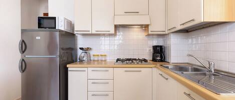 ثلاجة، ميكروويف، موقد طهي مسطح، غسالة أطباق