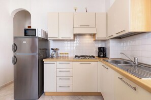 Frigorifero, microonde, piano cottura, lavastoviglie