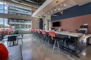 2 Bars/Lounges