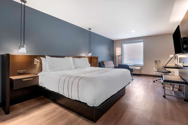 A modern hotel room with a large bed, bedside tables, a desk, and a TV. - Vīb Hotel by Best Western Denver RiNo (Denver)