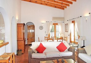 Televisión, chimenea, reproductor de DVD y estéreo 