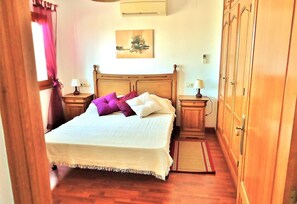 4 bedrooms, iron/ironing board, free WiFi, bed sheets