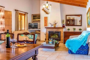 Televisie, een open haard en een dvd-speler