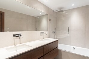 Bathtub, hair dryer, towels - Apartment 'Great First Line Amazing Terrace' with Sea View, Wi-Fi and Air Conditioning (Marbella)