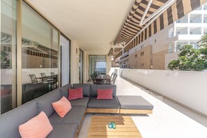 Outdoor dining - Apartment 'Great First Line Amazing Terrace' with Sea View, Wi-Fi and Air Conditioning (Marbella)