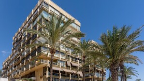 A multi-story hotel with balconies, palm trees, and a clear blue sky. - Apartment 'Great First Line Amazing Terrace' with Sea View, Wi-Fi and Air Conditioning (Marbella)