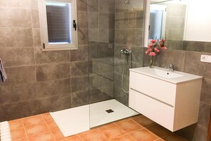 Een douche, een haardroger, handdoeken