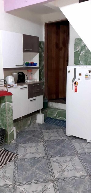 Réfrigérateur, un four, surface de cuisson, grille-pain