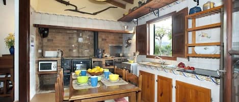 Kylskåp, mikrovågsugn, ugn och spishäll