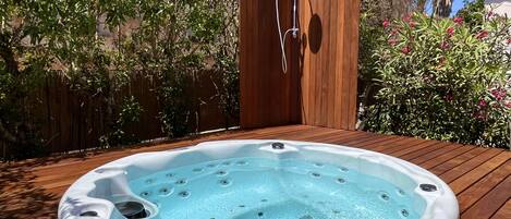 Outdoor spa tub