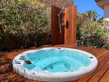 Outdoor spa tub. Holiday Home 'Casa Son Moja' with Private Terrace, Wi-Fi and Air Conditioning