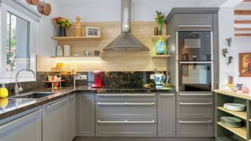 Een koelkast, een magnetron, een oven, een kookplaat