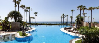 Exclusive, Pet-Friendly Frontline Beach Penthouse with Pool, Terrace & Wi-Fi