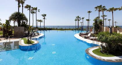 Exclusive, Pet-Friendly Frontline Beach Penthouse with Pool, Terrace & Wi-Fi