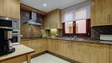 Geladeira, micro-ondas, fogão, cooktop