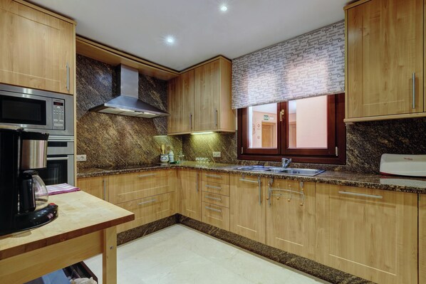 Frigorífico, microondas, horno y placa de cocina