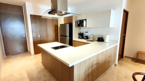 Coffee/tea maker, fridge, microwave, oven