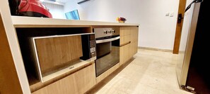 Cafeteira/chaleira, geladeira, micro-ondas, fogão