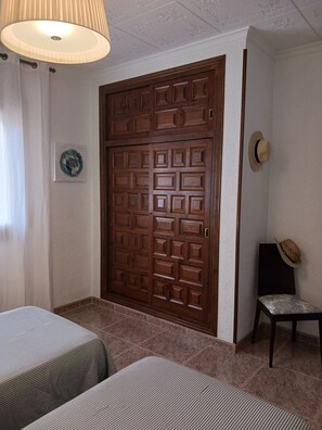 3 makuuhuonetta, silitysrauta/-lauta, ilmainen Wi-Fi, vuodevaatteet