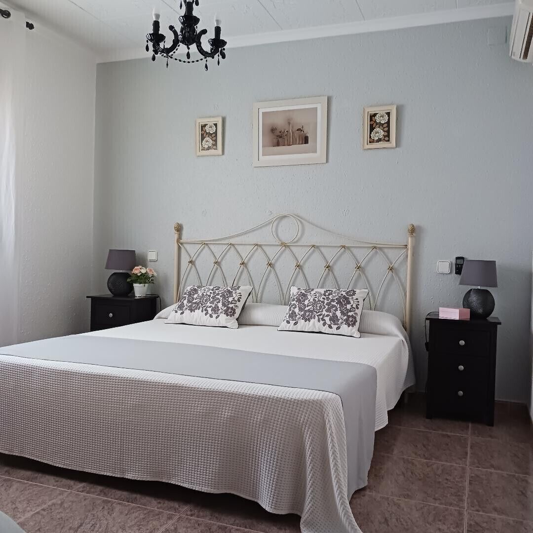 3 slaapkamers, een strijkplank/strijkijzer, gratis wifi, beddengoed