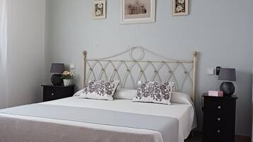 3 slaapkamers, een strijkplank/strijkijzer, gratis wifi, beddengoed