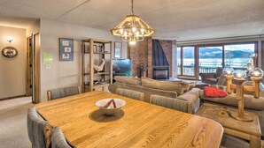 Ein gemütliches Wohnzimmer mit einem Holzesstisch, einer Couch und einem Kamin.